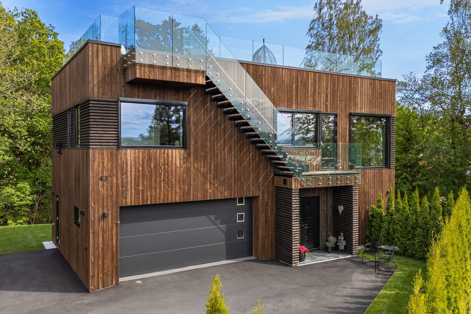 Enebolig fra 2021 på Gylteåsen, med en takterrasse på ca. 87 m² og vidstrakt sjøutsikt. Galleribilde
