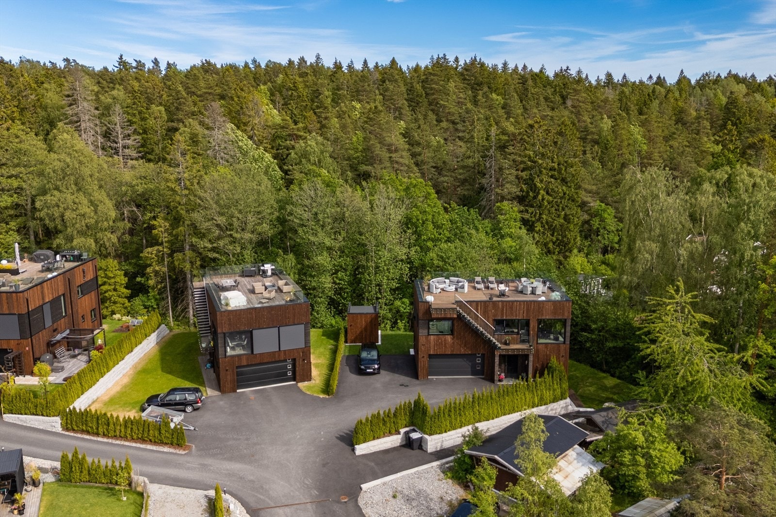 Boligen ligger i enden av feltet, med skogen som nærmeste nabo. Galleribilde