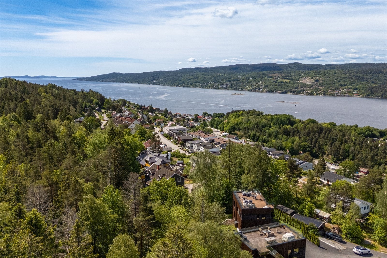 Eiendommen har en høy og fri beliggenhet med vidstrakt utsikt over Oslofjorden. Galleribilde