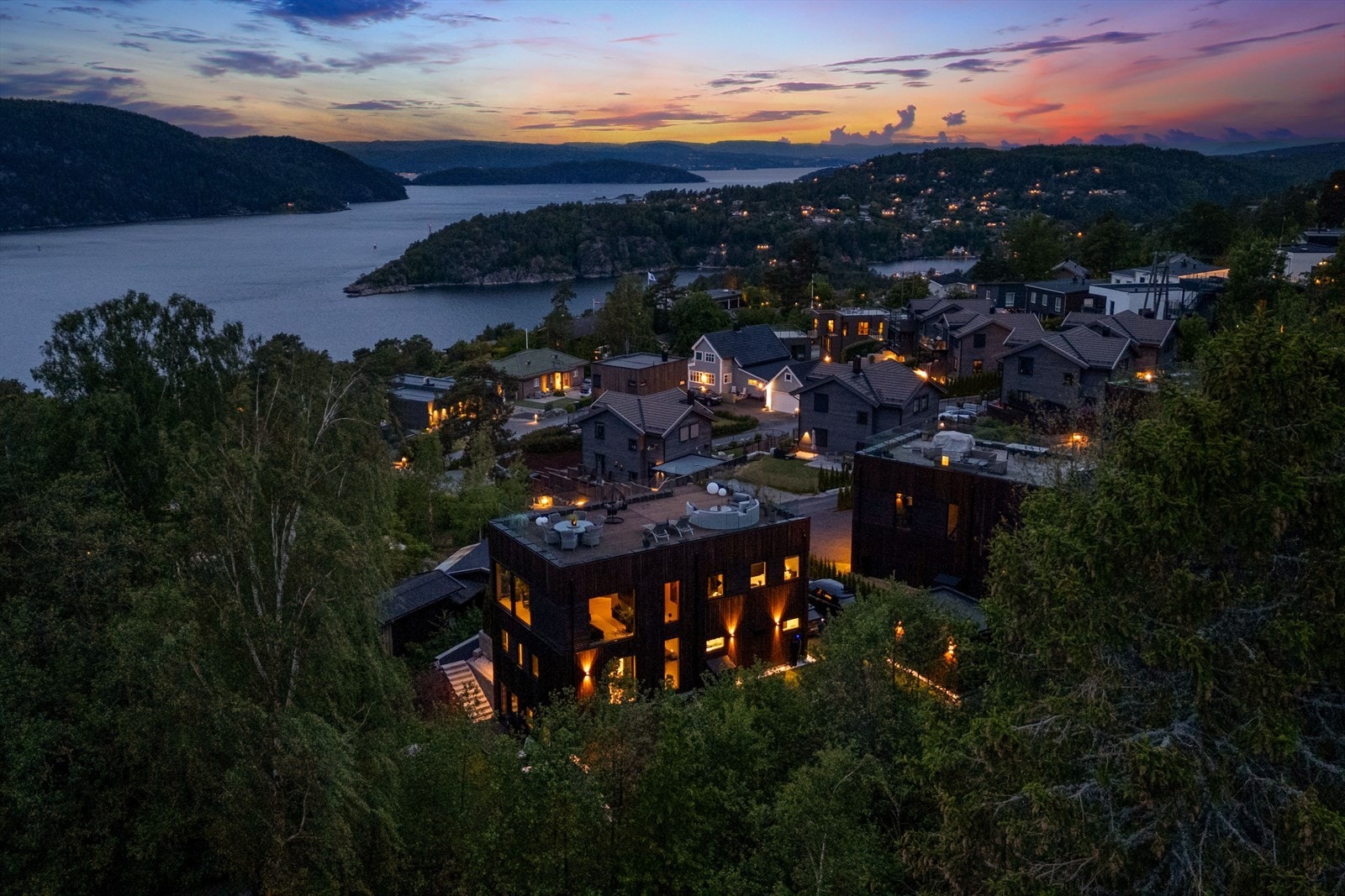 Utsikt over nærområdet og fjorden i kveldslys. Galleribilde