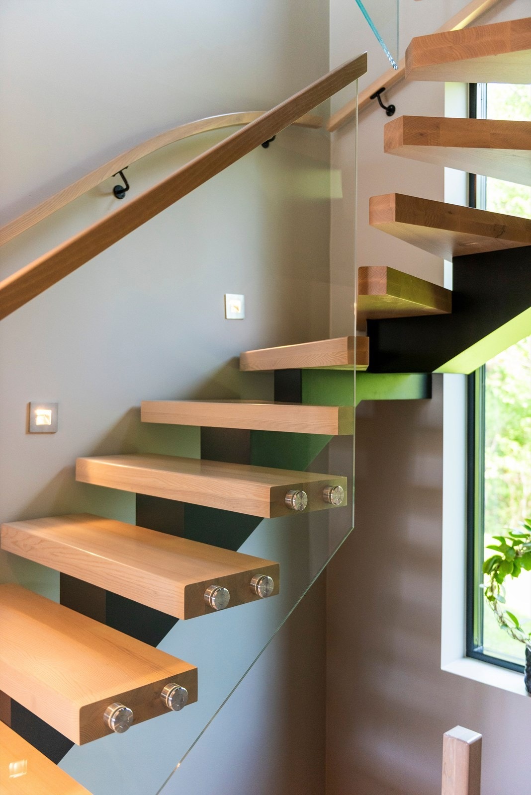 Detalj av den lakkerte tretrappen med glassrekkverk. Galleribilde