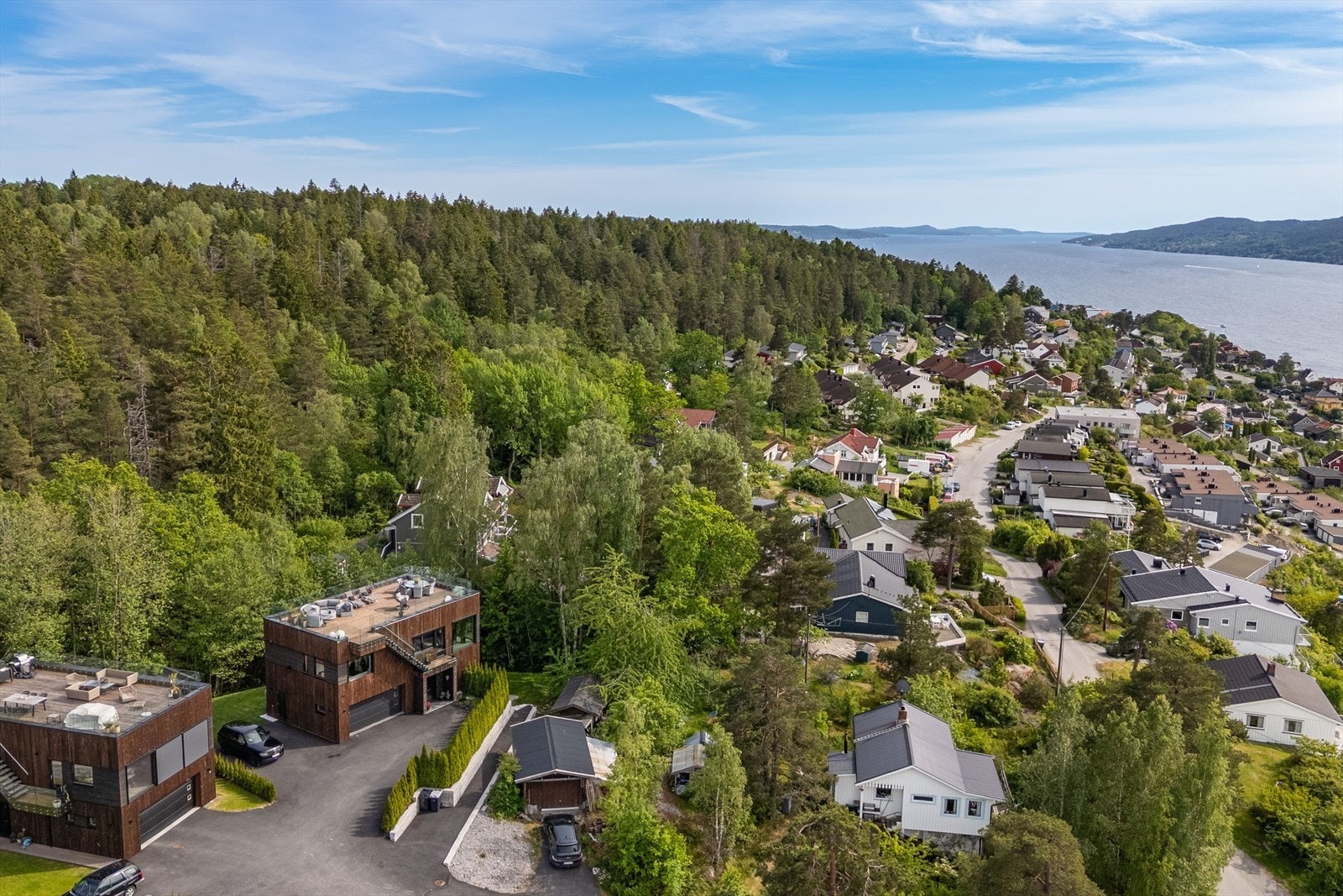 Beliggenheten kombinerer nærhet til skog og mark med kort vei til kysten. Galleribilde