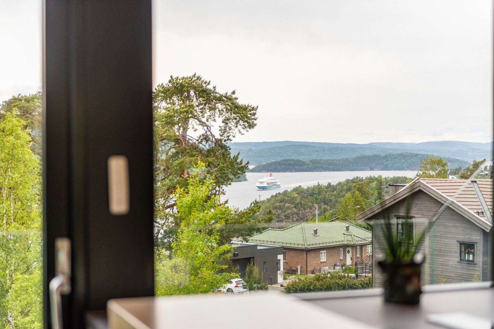 Nyt den flotte fjordutsikten også fra innsiden. Galleribilde