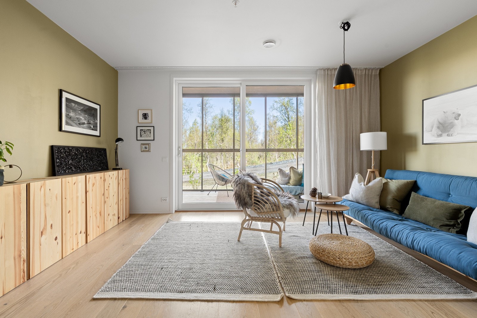 Stuen har store vindusflater som slipper inn godt med dagslys og bidrar til en luftig romfølelse. Galleribilde
