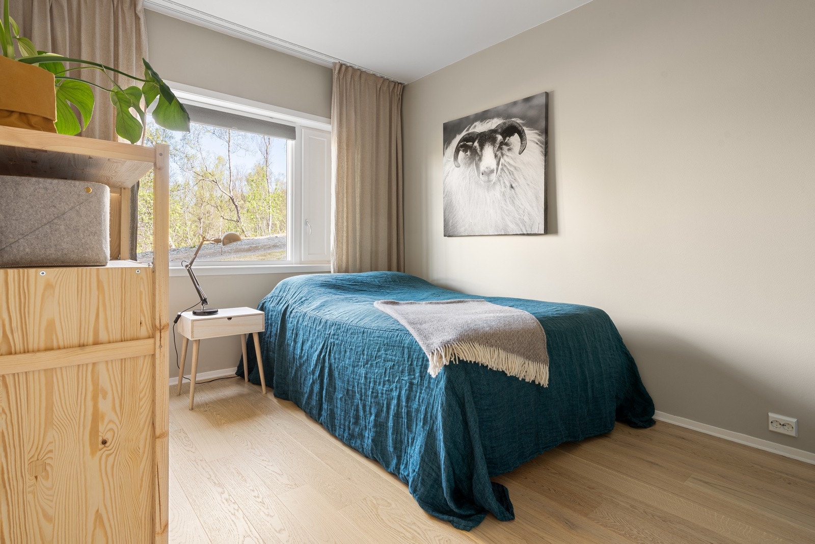 Rolig hovedsoverom med god plass til dobbeltseng, garderobe og nattbord - En behagelig privat sone i leiligheten. Galleribilde