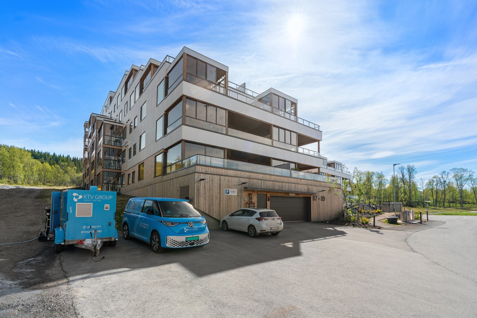 Medfølger ikke parkering. Sameiet har gjesteparkeringsplasser utenfor blokka. Galleribilde