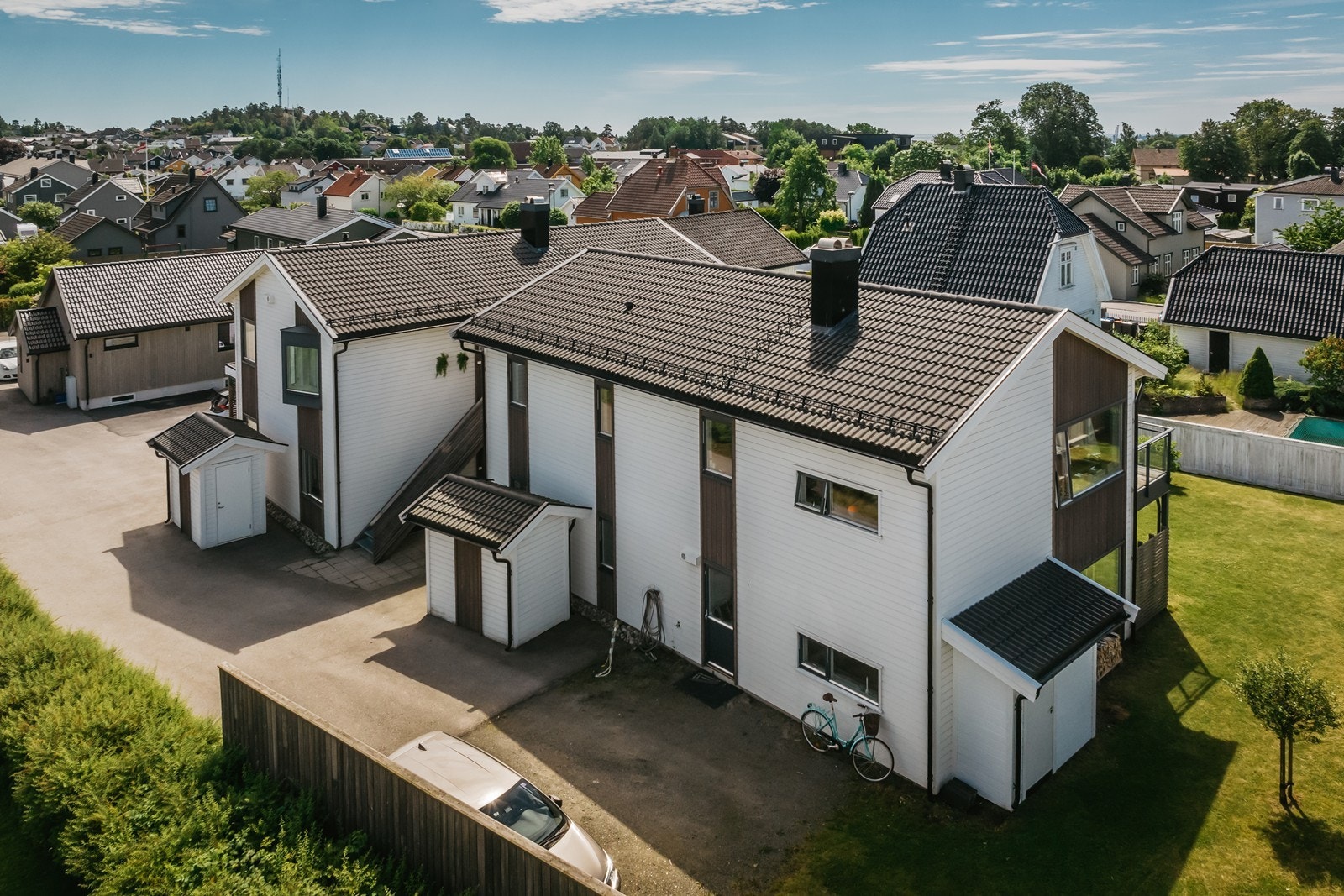 Parkeringsplass for 2 biler, opplegg el-billader montert. Galleribilde