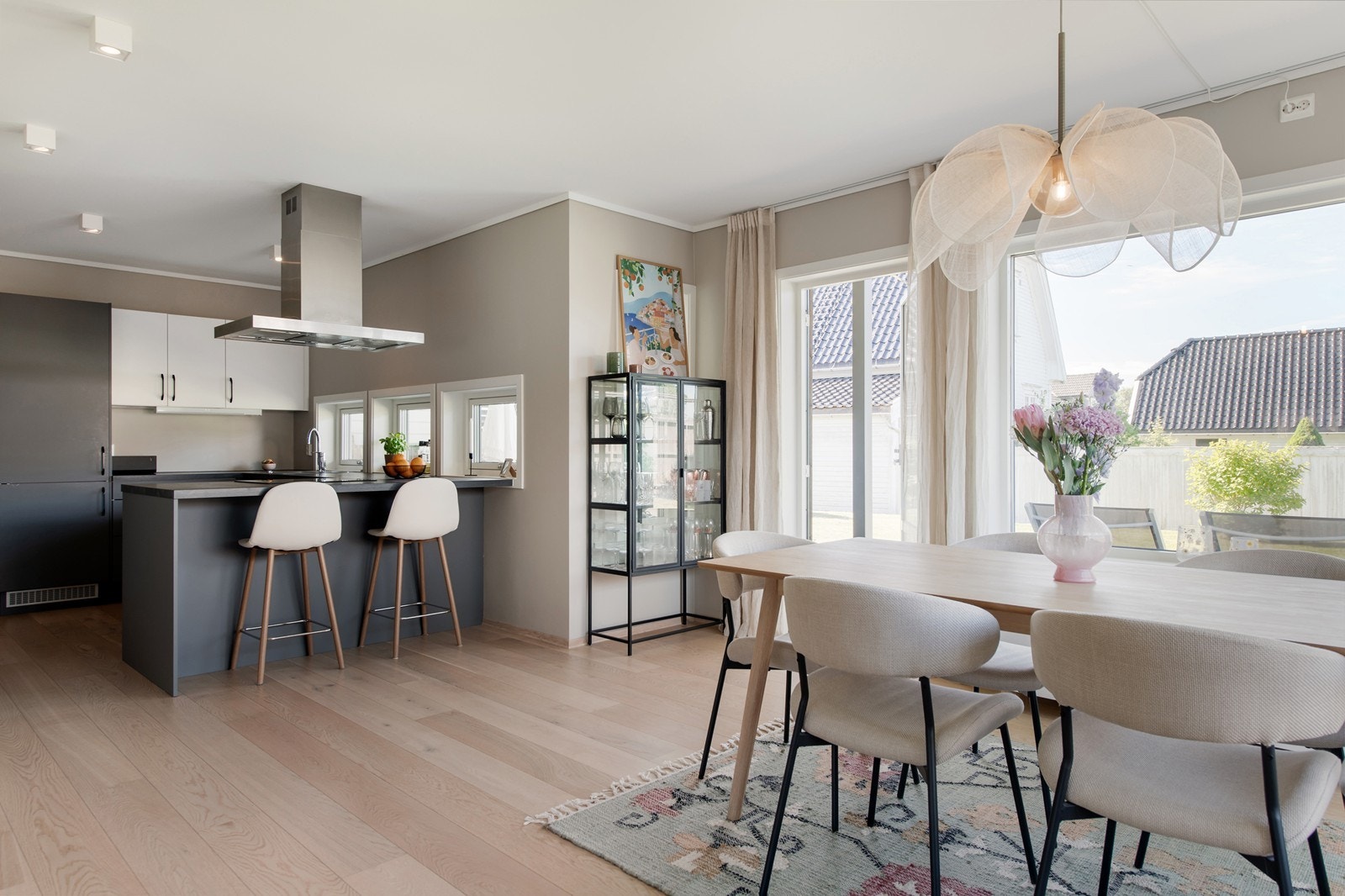 Leiligheten har praktisk planløsning med 2 soverom og åpen løsning mellom stue og kjøkken. Galleribilde