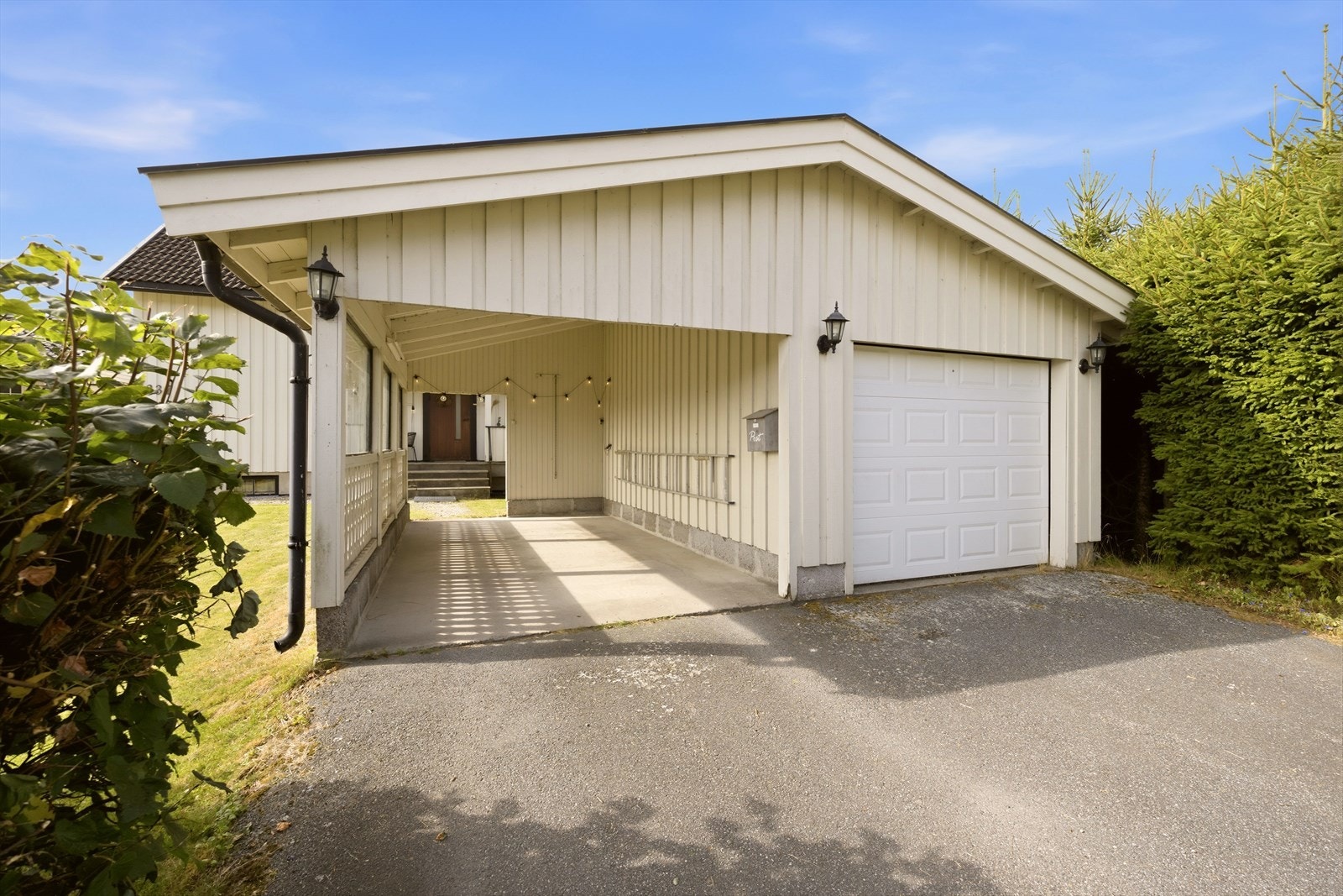 Gode parkeringsmuligheter i asfaltert gårdsplass og i garasje/carport Galleribilde