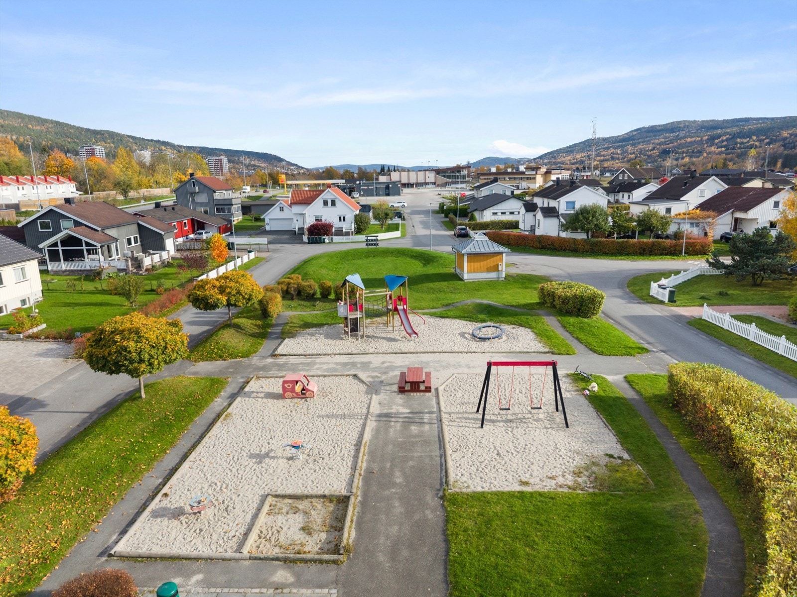 Lekeplassen i nabolaget er et yndet område for små og store Galleribilde