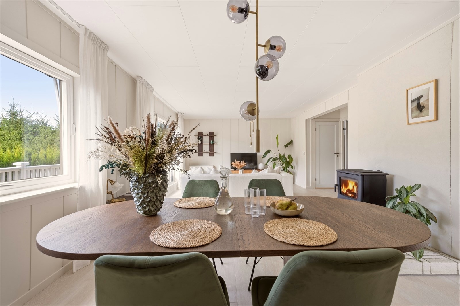 Spisestuen har god plass til et stort spisebord Galleribilde