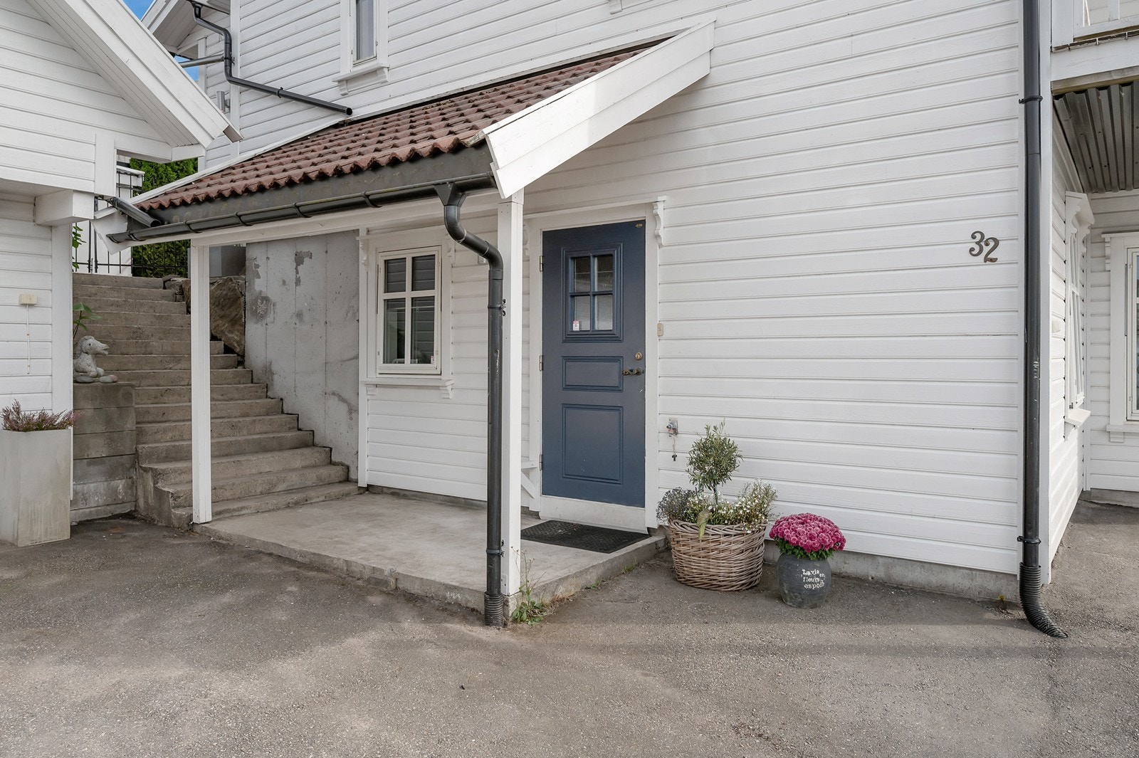 Inngangsparti til leiligheten som i dag leies ut for 12 000,- pr. mnd. Galleribilde