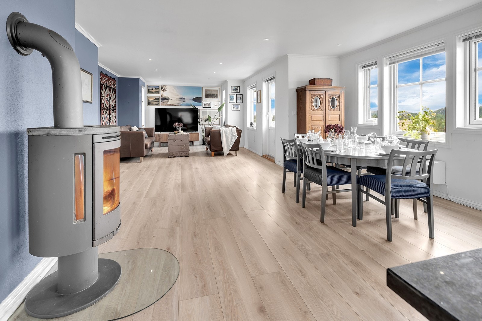 God plass for hele familien med naturlige soner for spise- og sofagruppe. Galleribilde