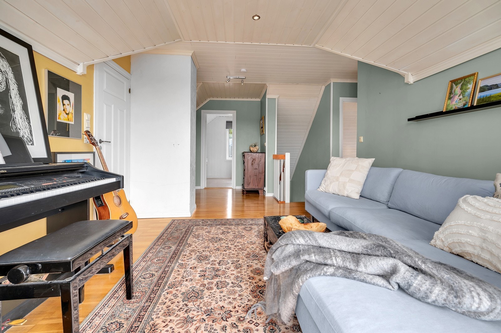 Velkommen opp til loftsetasjen som byr på 3 soverom, bad, loftstue og et innredet rom (ikke godkjent for varig opphold). Galleribilde