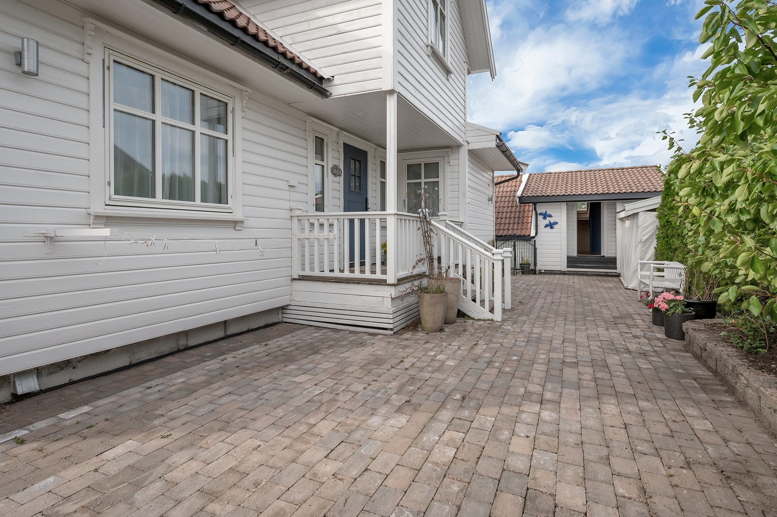 Store deler av uteområdet er lagt med belegningsstein. Galleribilde