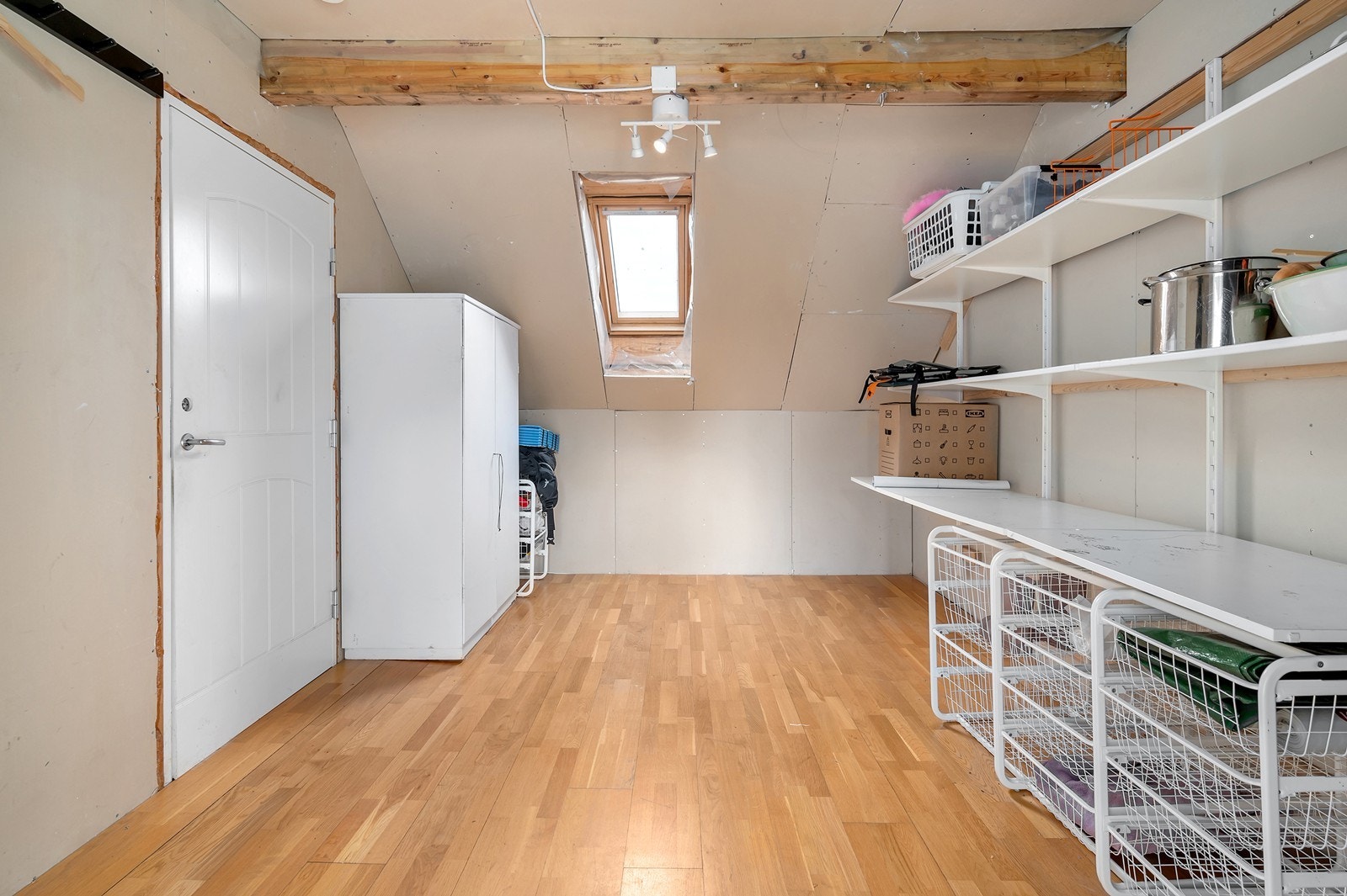 Over garasjen er det loft med to rom (ikke godkjent for varig opphold). Galleribilde
