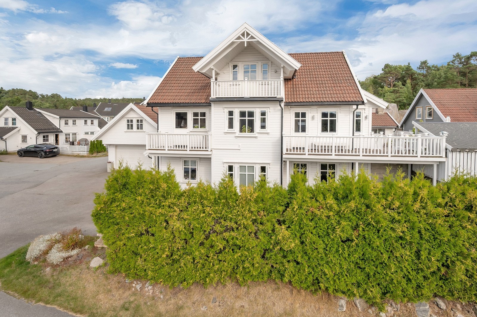 En stor og innholdsrik familiebolig med egen leilighet, dobbel garasje og solrike uteområder. Galleribilde