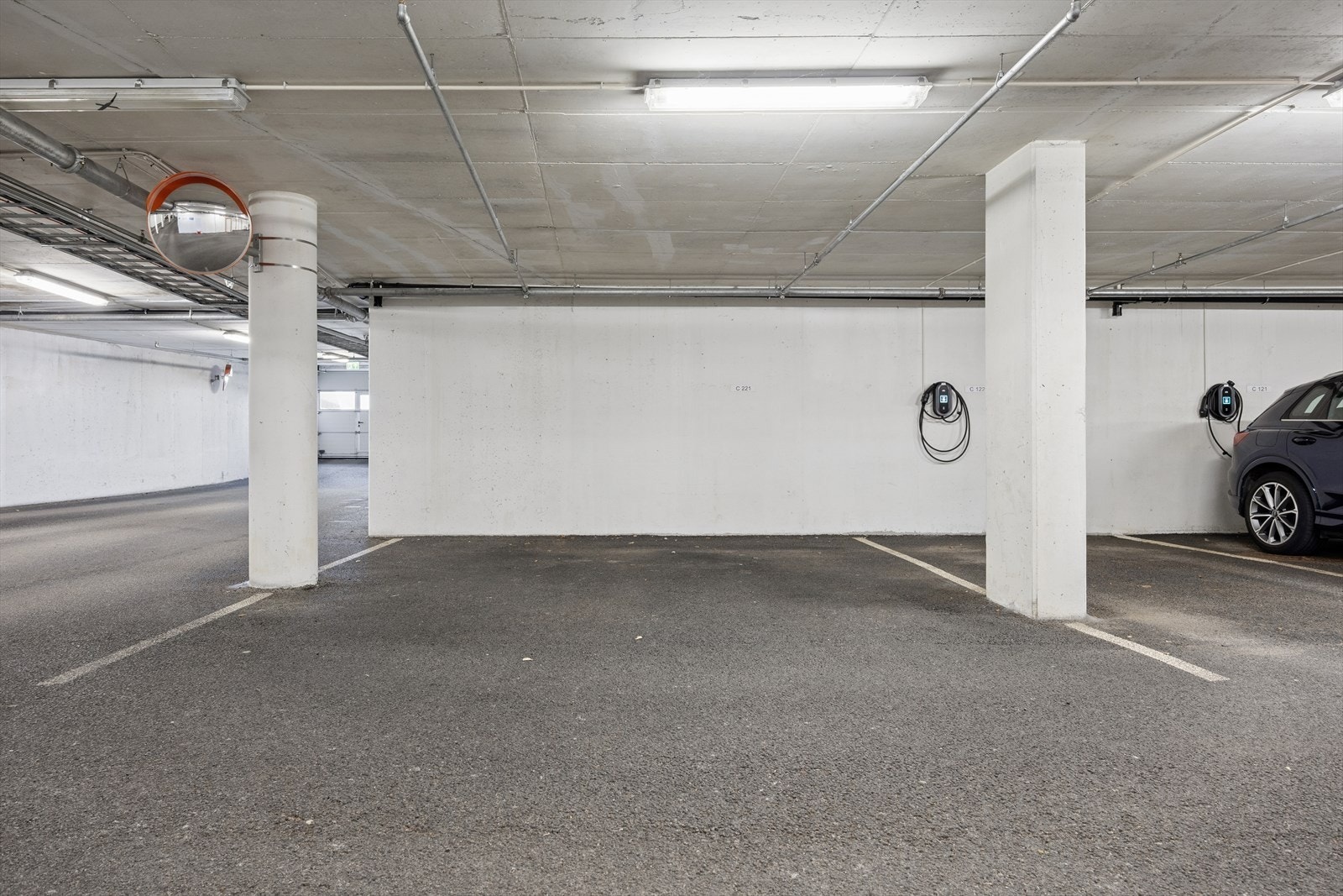 Parkering i felles garasjeanlegg. Leiligheten disponerer også en bod i kjeller. Galleribilde