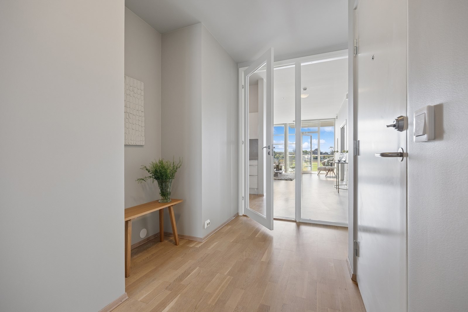 Romslig entré med parkett på gulv som er gjennomgående i tørre rom. Galleribilde
