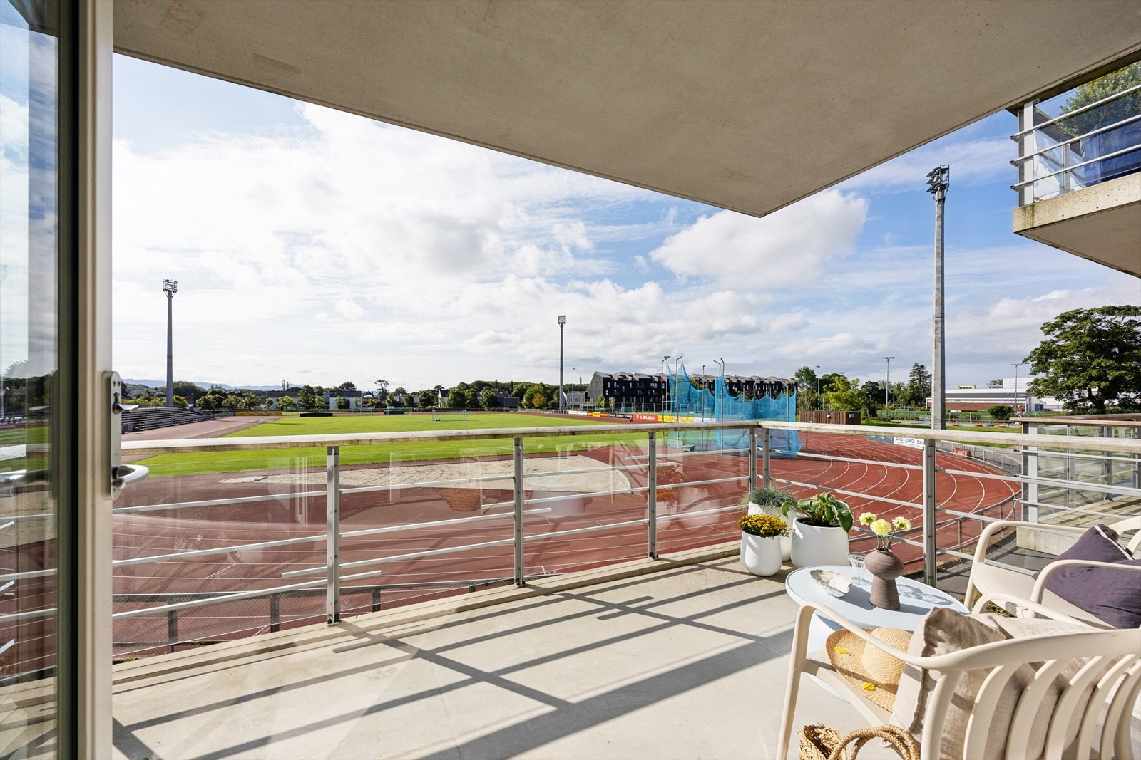 Fra stuen er det utgang til sørvendt balkong med utsikt over Stavanger stadion. Galleribilde
