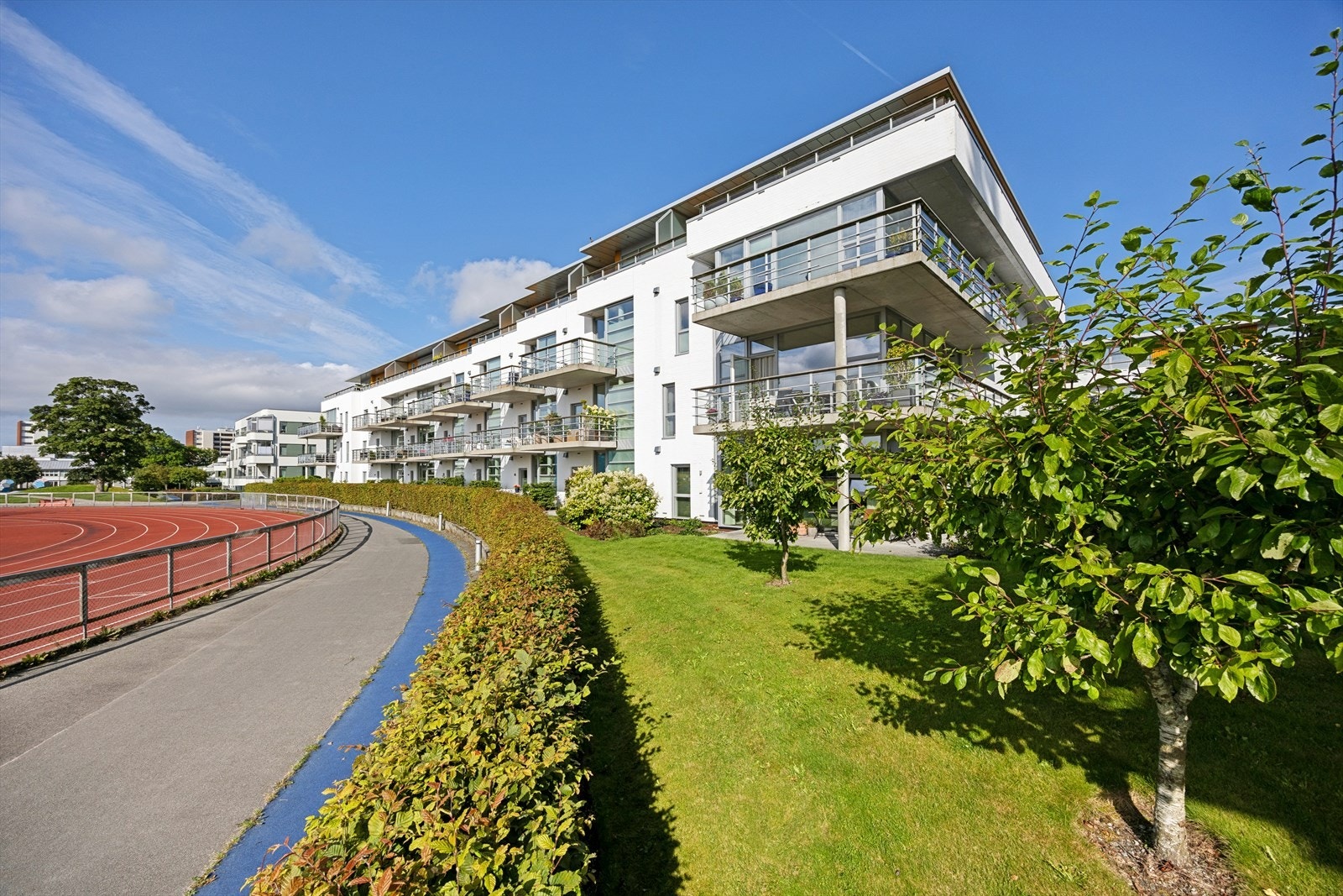 Bygget grenser direkte mot Stavanger stadion, noe som gir åpne, grønne omgivelser og fri sikt rett utenfor boligen. Galleribilde
