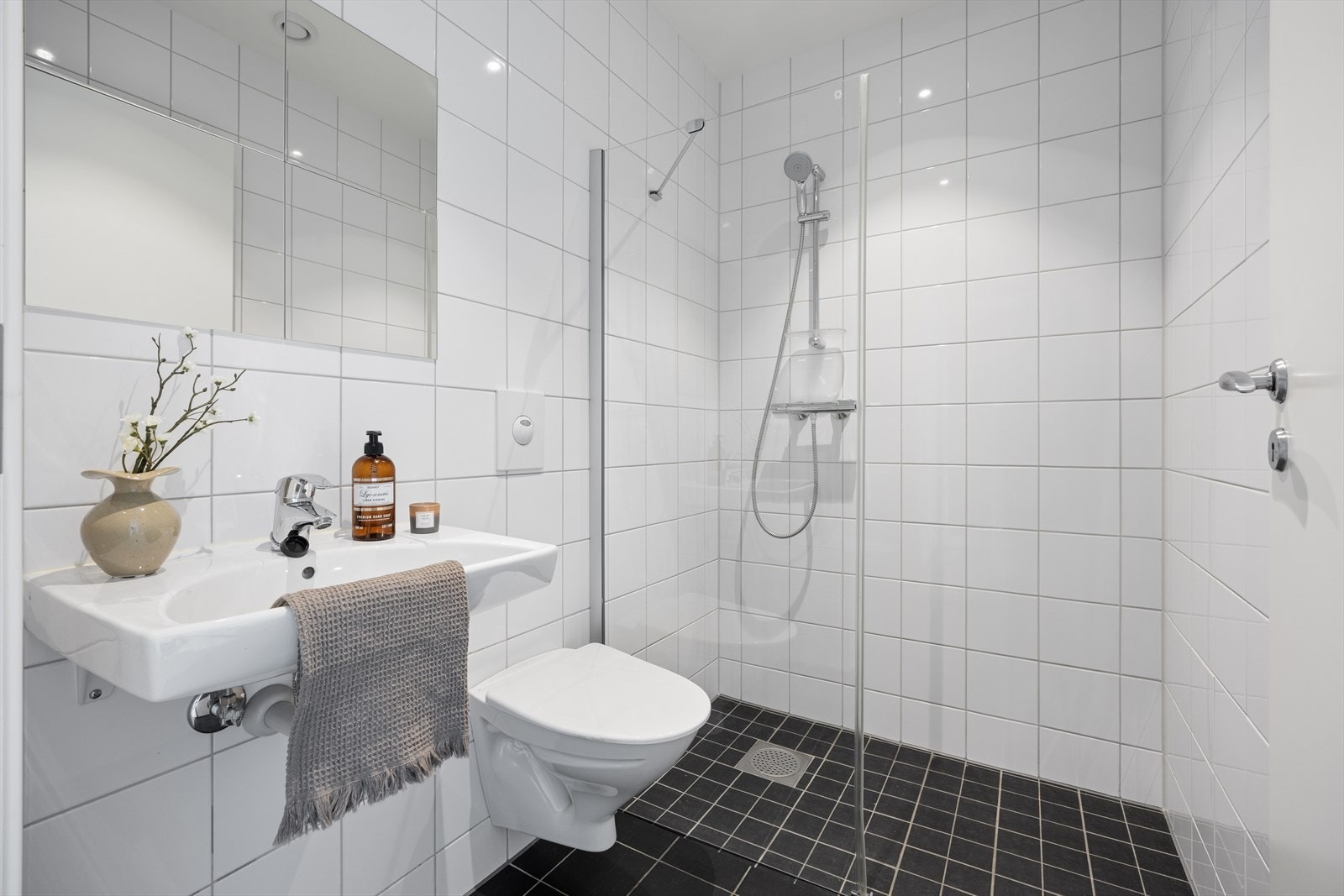 Det andre badet har fliser på vegger og flislagt gulv med elektriske varmekabler. Innredet med servant, veggmontert toalett og dusjvegger/hjørne. Malt innvendig tak. Galleribilde