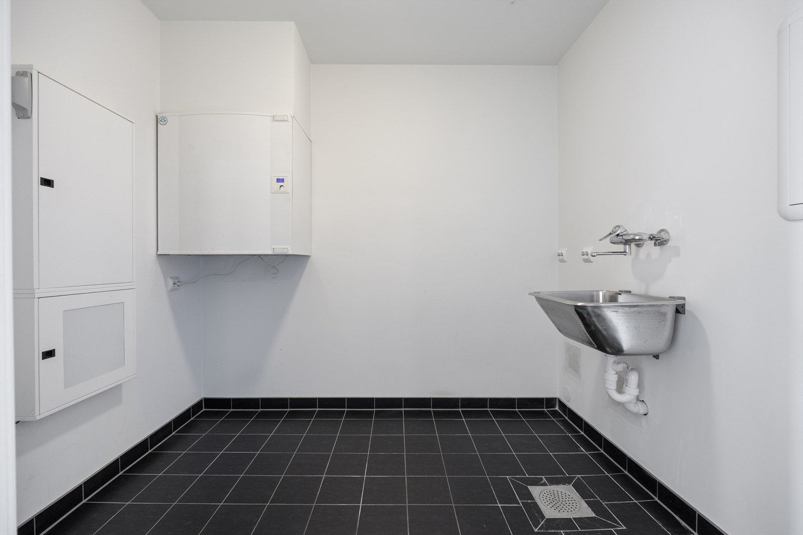 Praktisk, separat vaskerom med utslagsvask og balansert ventilasjon. Galleribilde