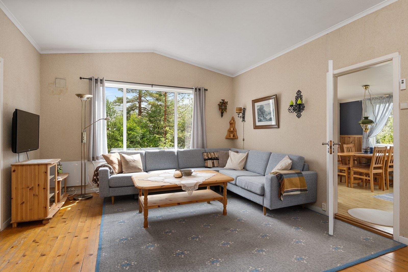 Fra stuen er det videre enkel adkomst til kjøkken med utgang til veranda. Galleribilde
