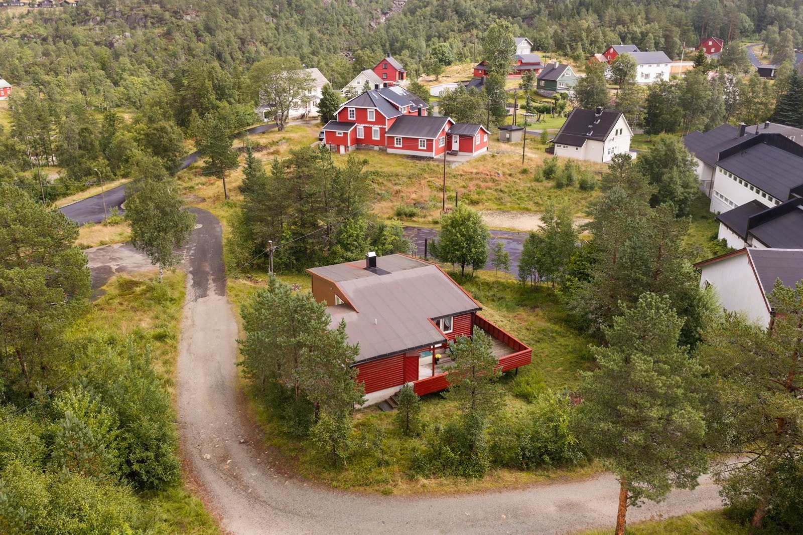 Taktekke er fra 2004, takrenner fra 2005 og 2023. Galleribilde
