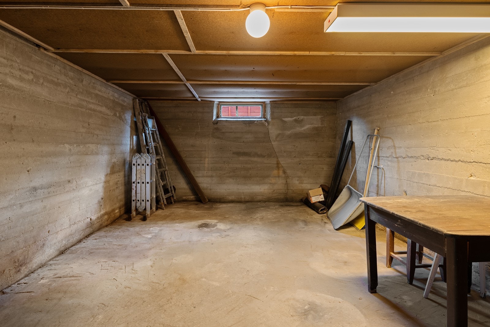 Underetasje med god plass til lagring. Galleribilde