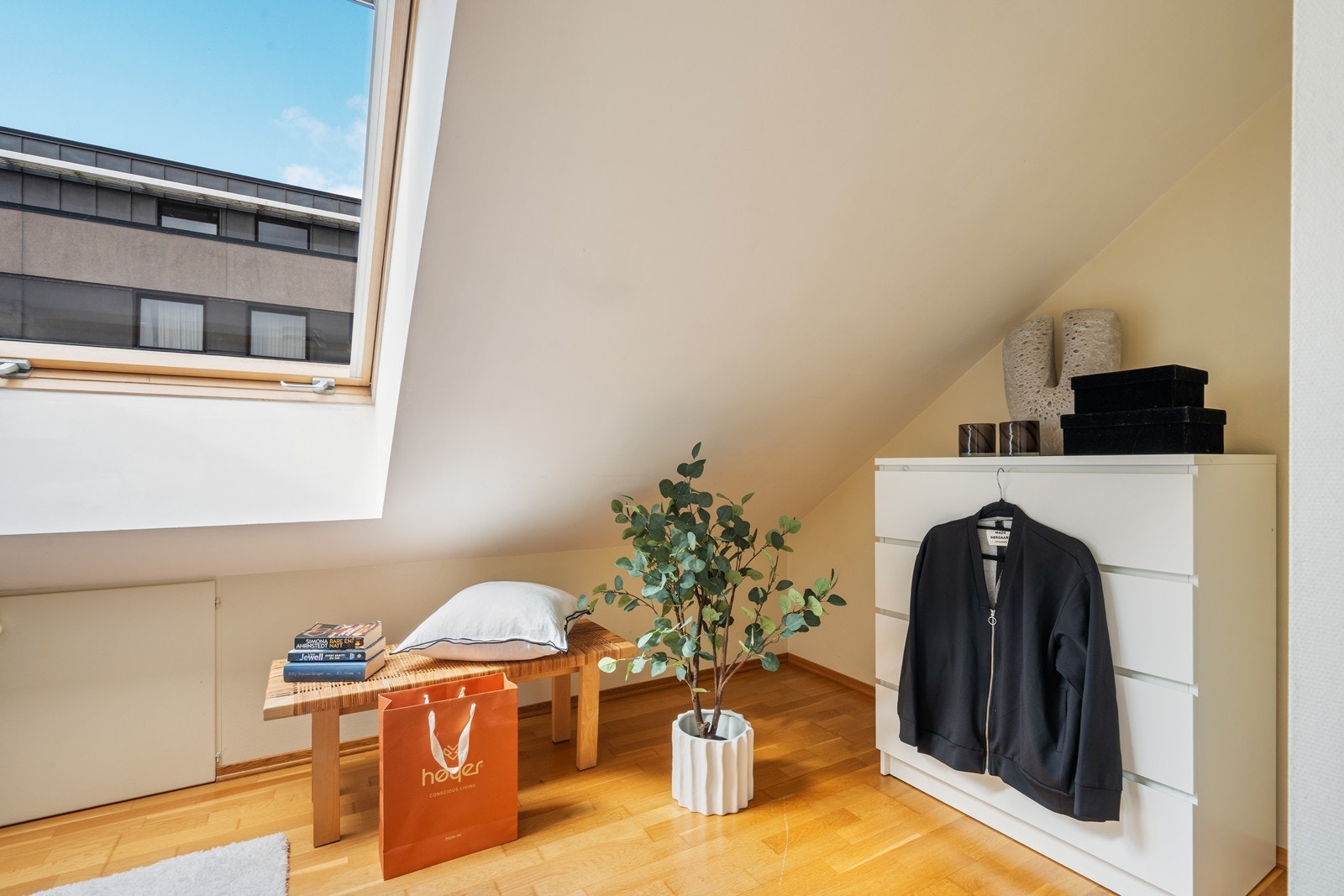 Det lar seg enkelt møblere med dobbeltseng, nattbord og oppbevaringsmøblement. Galleribilde