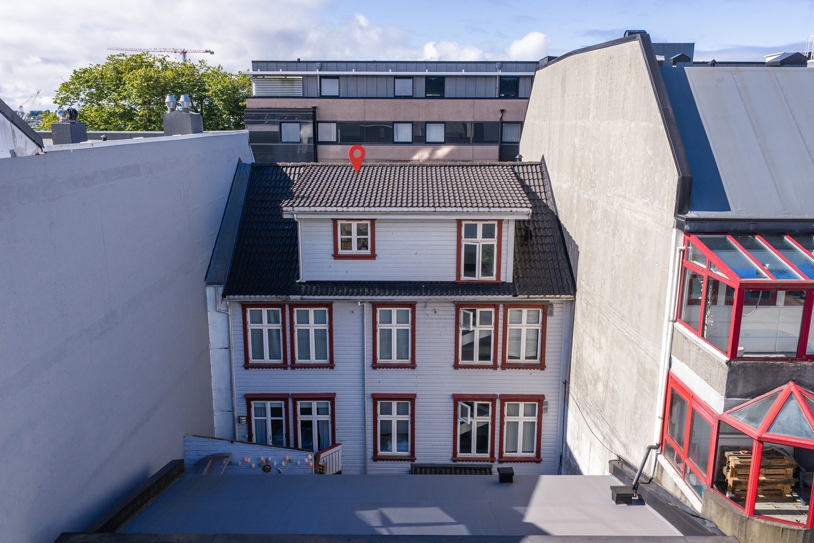 Leiligheten ligger i en rolig gate og beliggenheten passer godt for deg som ønsker en lettstelt og sentral bolig, enten du er førstegangskjøper, student eller ønsker å ha byens tilbud like utenfor døren. Galleribilde