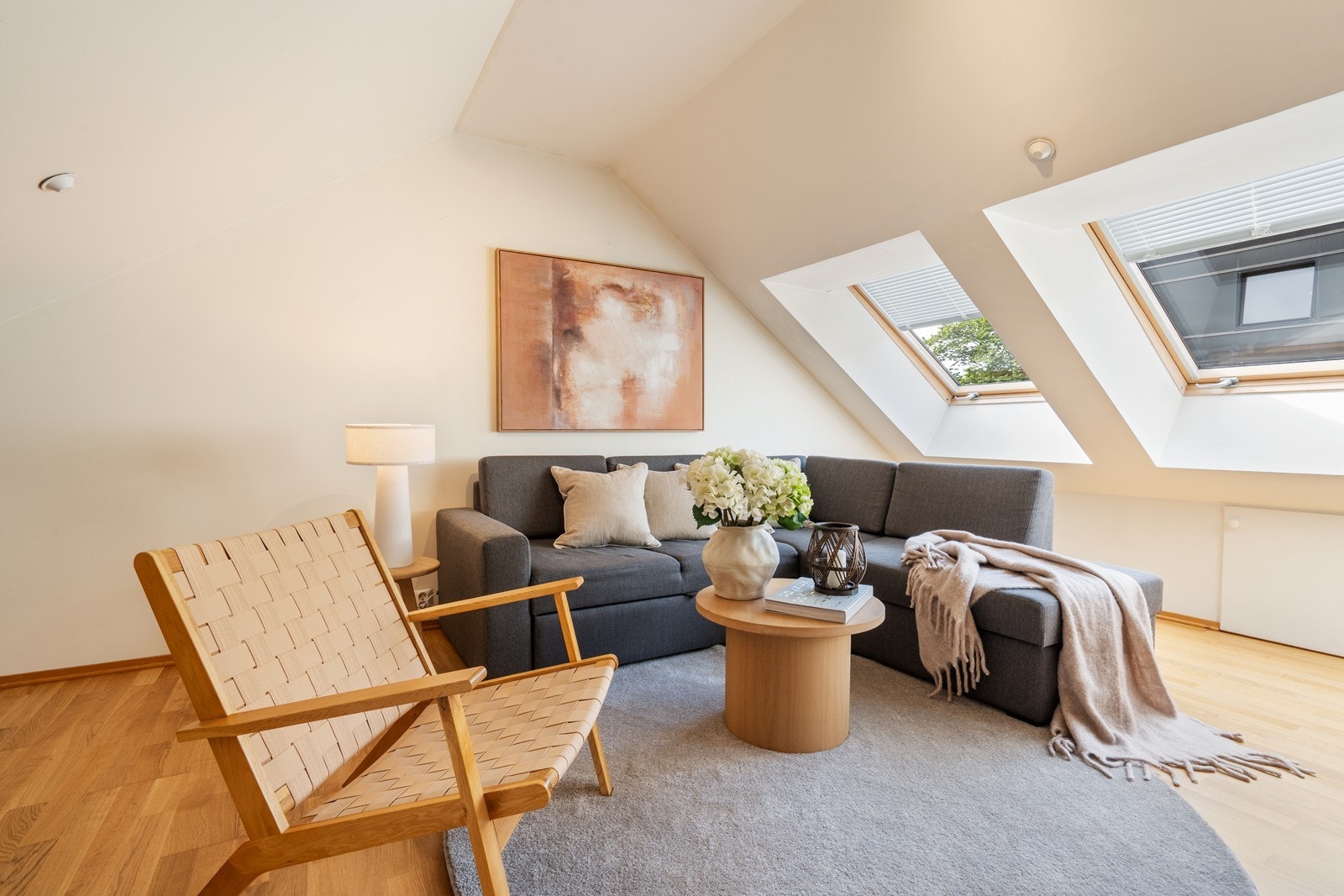 Gode møbleringsmuligheter for tvmøbler, sofa - og spisebordsgruppe. Galleribilde