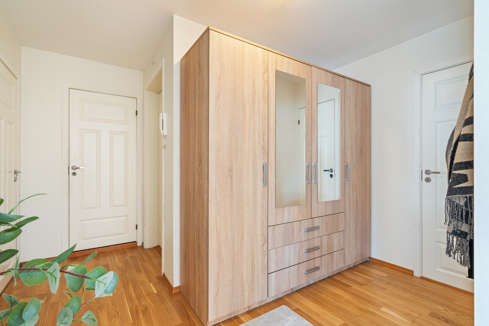 Like ved entrèen ligger en praktisk, mindre bod som gir godt med oppbevaringsplass. Leiligheten har også en utvendig bod med adkomst fra bakgård. Galleribilde
