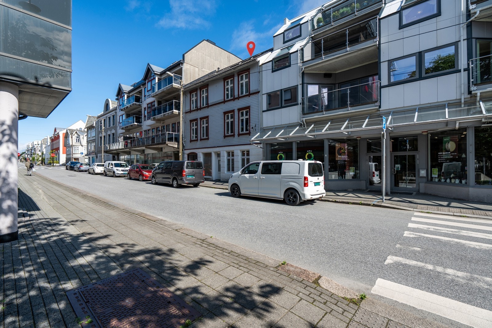 Leiligheten har en urban og sentral beliggenhet, med kort gangavstand til Haugesund sentrum og et bredt utvalg av butikker, servicetilbud, kaféer, restauranter og øvrige byfasiliteter. Galleribilde
