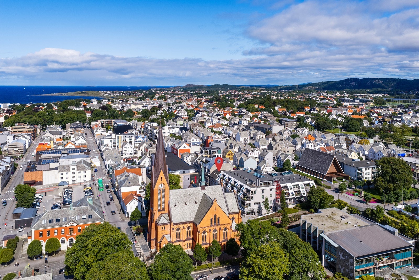 Det er kort vei til flotte rekreasjonsområder som Byparken, samt fine turmuligheter på Kyststien. Galleribilde