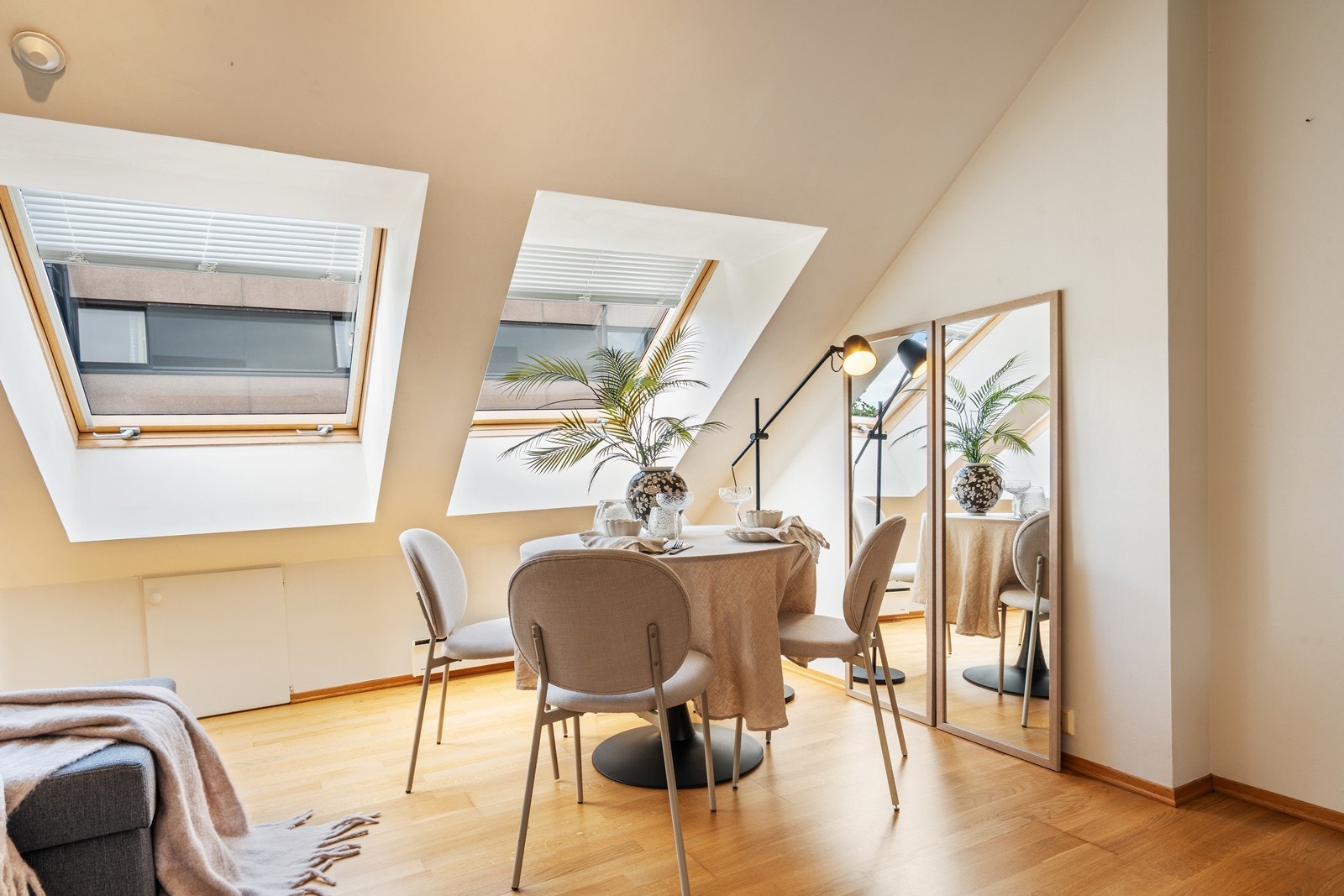 Alle flater er malt i behagelige delikate farger, gulvet er moderne, parkett i hele boligen foruten om bad som selvsagt har fliser. Galleribilde