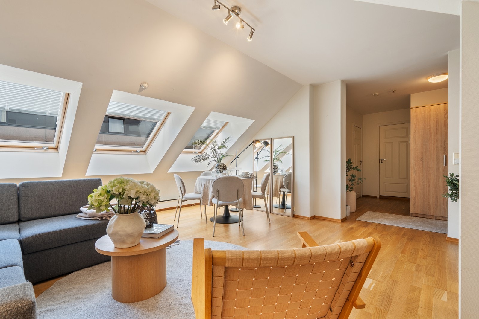 Stor og luftig stue som er lys og moderne med store vindusflater som sørger for godt med lysinnslipp og en luftig atmosfære. Galleribilde