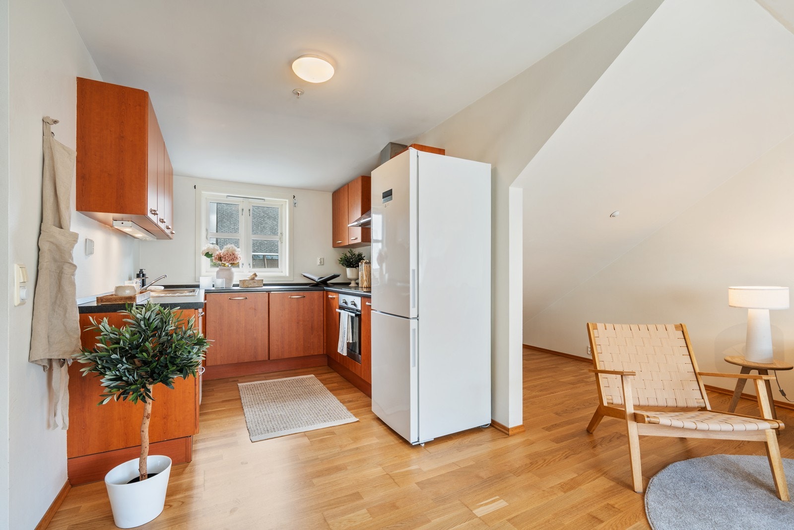 Kjøkkenet består av en tidløs innredning utført med slette fronter og benkeplate av laminat med nedfelt vask. Galleribilde
