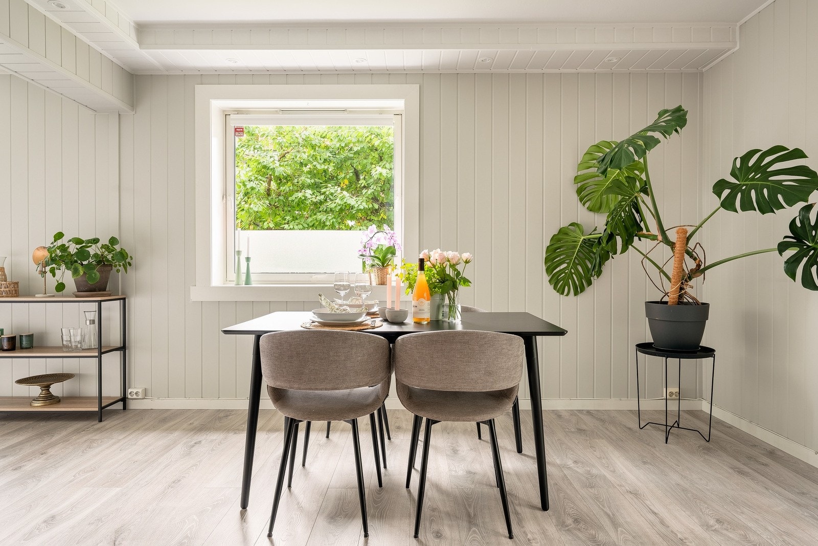 Stuen har god plass til både spisebord og en større sofagruppe. Galleribilde
