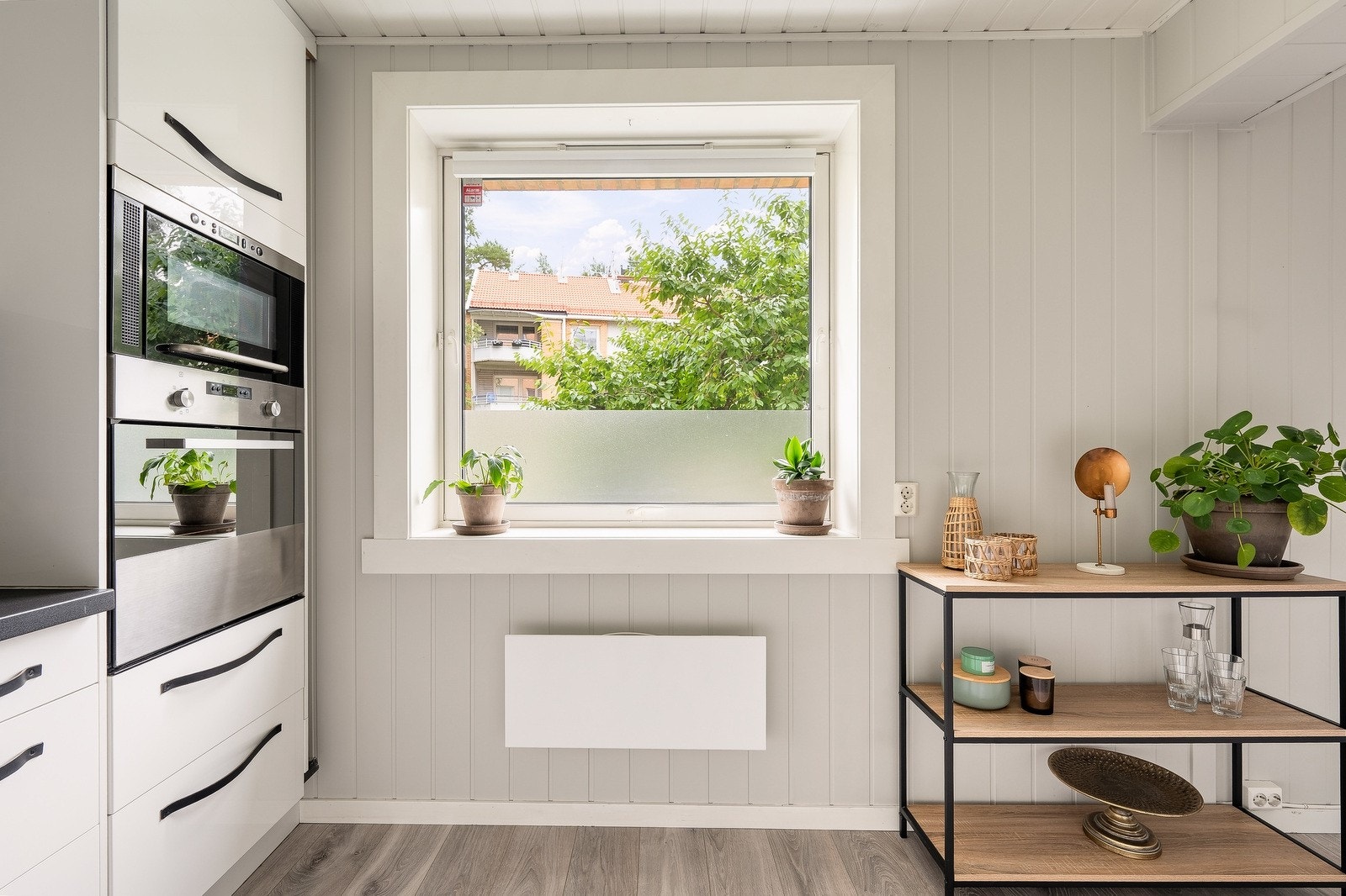 Det er downlights i himlingen. Vegger malt i 2025. Galleribilde