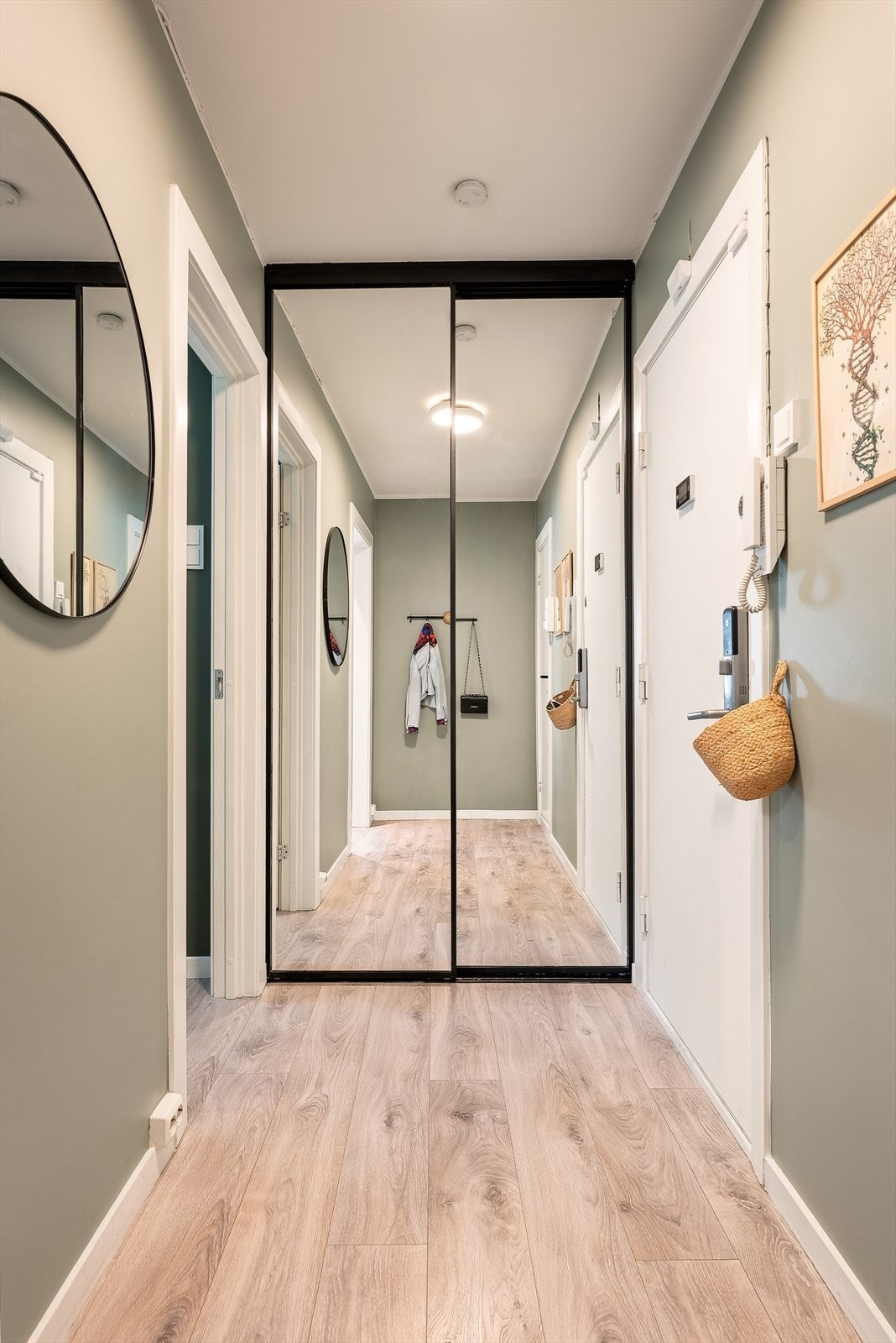 Entré med en romslig skyvedørsgarderobe med speilfronter. Galleribilde