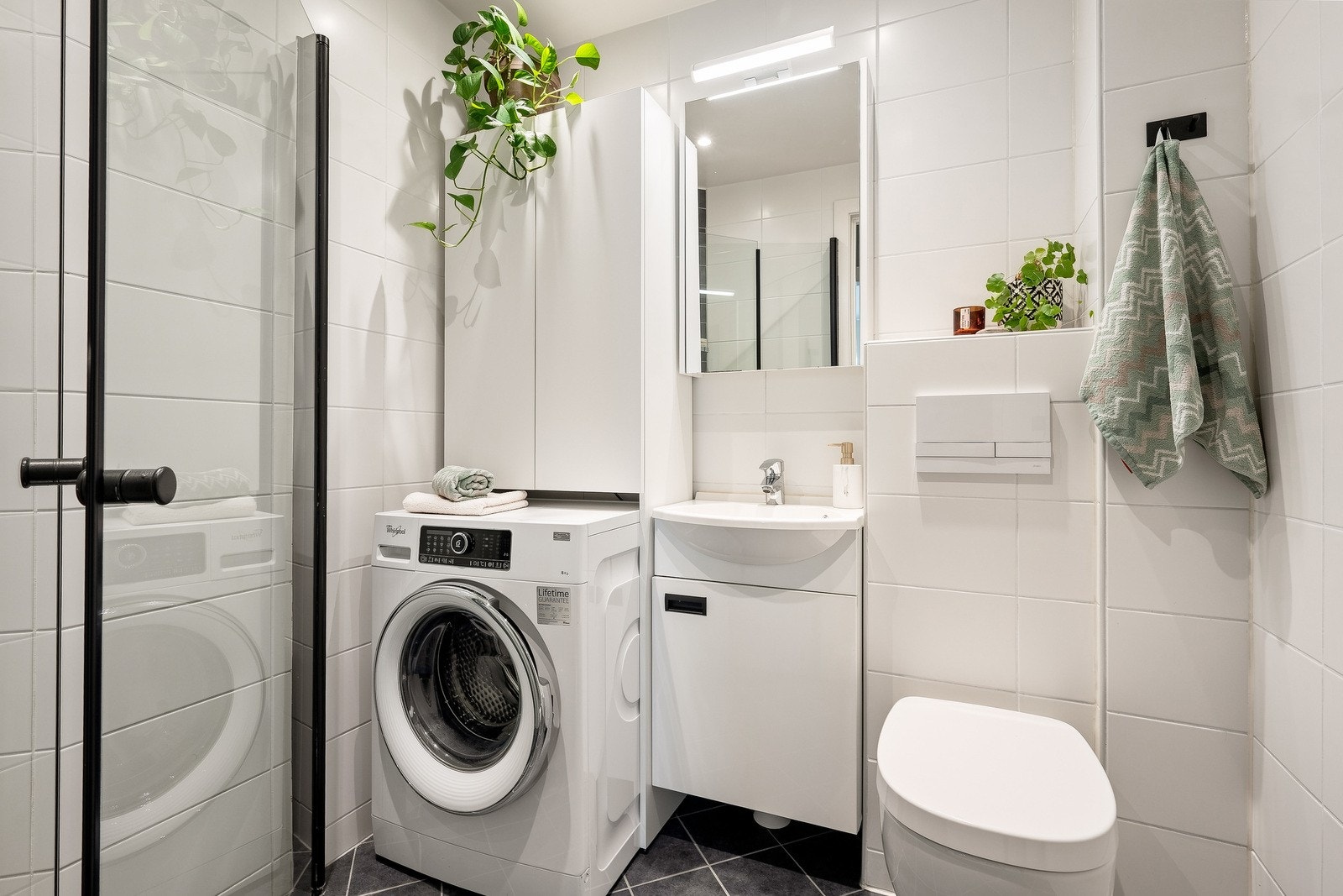 Badet ble modernisert i 2011 i regi av borettslaget, med ferdigattest i 2015. Flissatte vegger, nedsenket himling med innfelte downlights og flislagt gulv med termostatstyrte varmekabler. Galleribilde