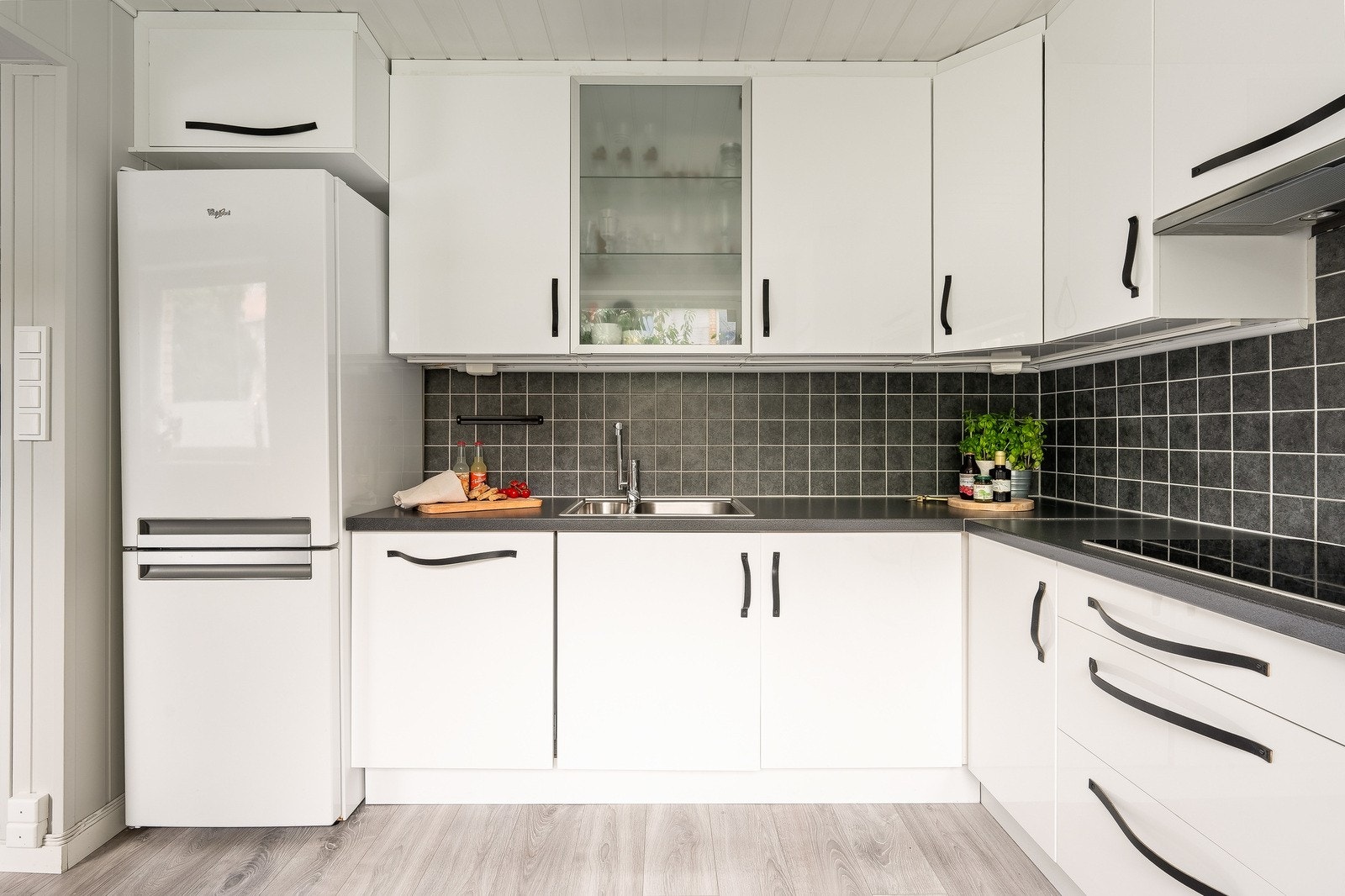 Kjøkkenet er utstyrt med platetopp, stekeovn, mikrobølgeovn, oppvaskmaskin og frittstående kjøl/fryseskap, samt kjøkkenventilator med kullfilter. Galleribilde