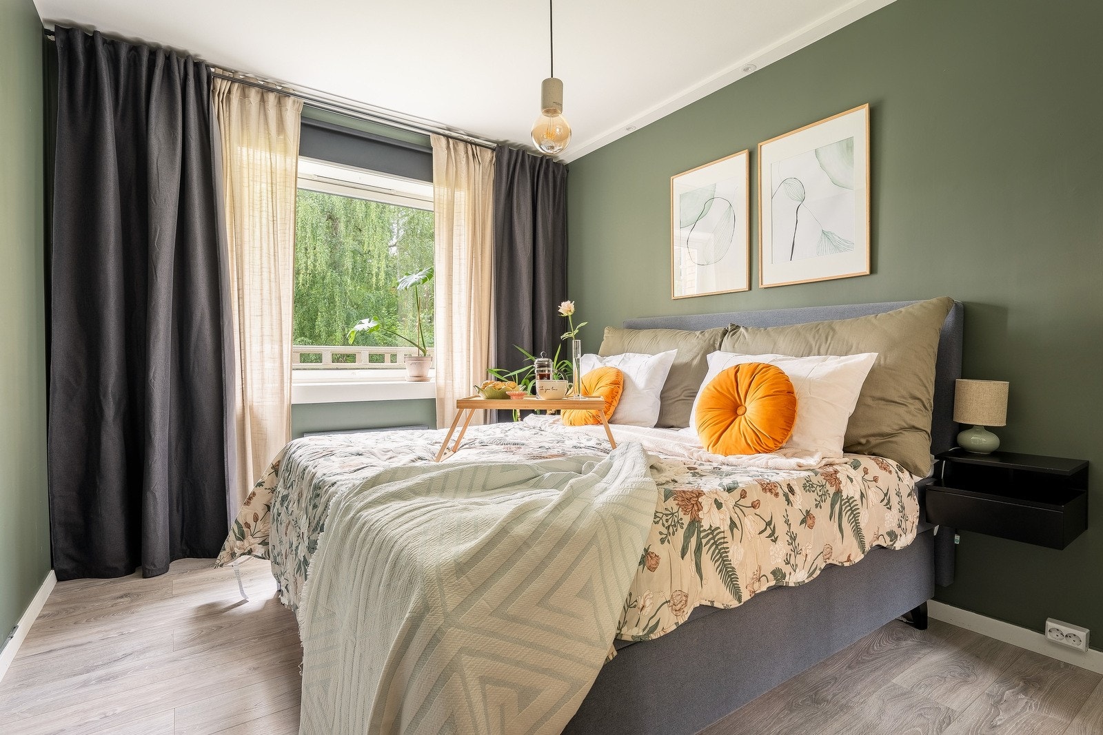 Romslig soverom med god plass til dobbeltseng og nattbord. Galleribilde