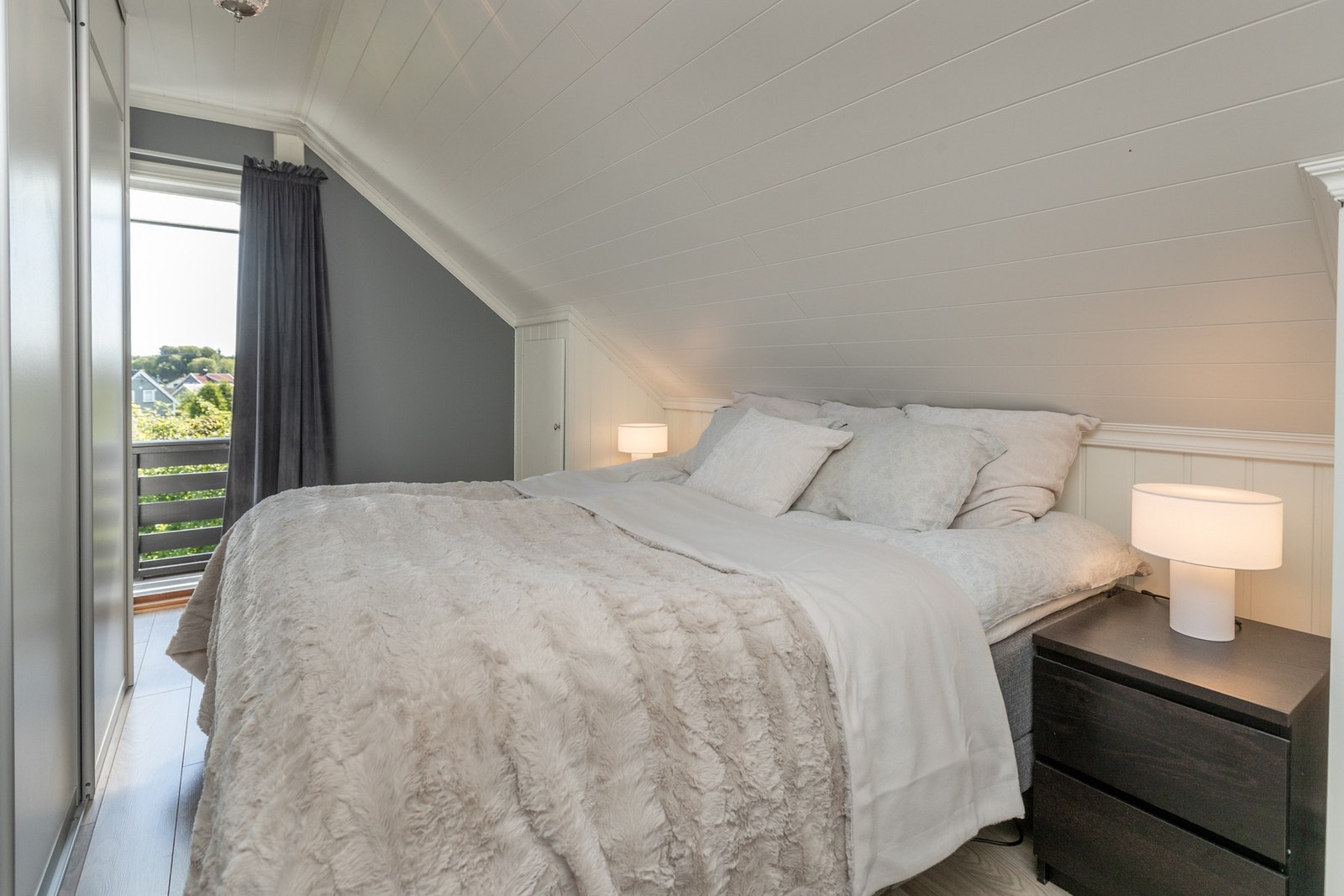 Hovedsoverommet har stor skyvedørsgarderobe og plass til dobbeltseng. Galleribilde
