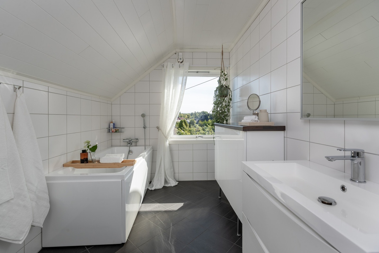 Badet i 2. etasje er pent,, lyst og praktisk. Galleribilde
