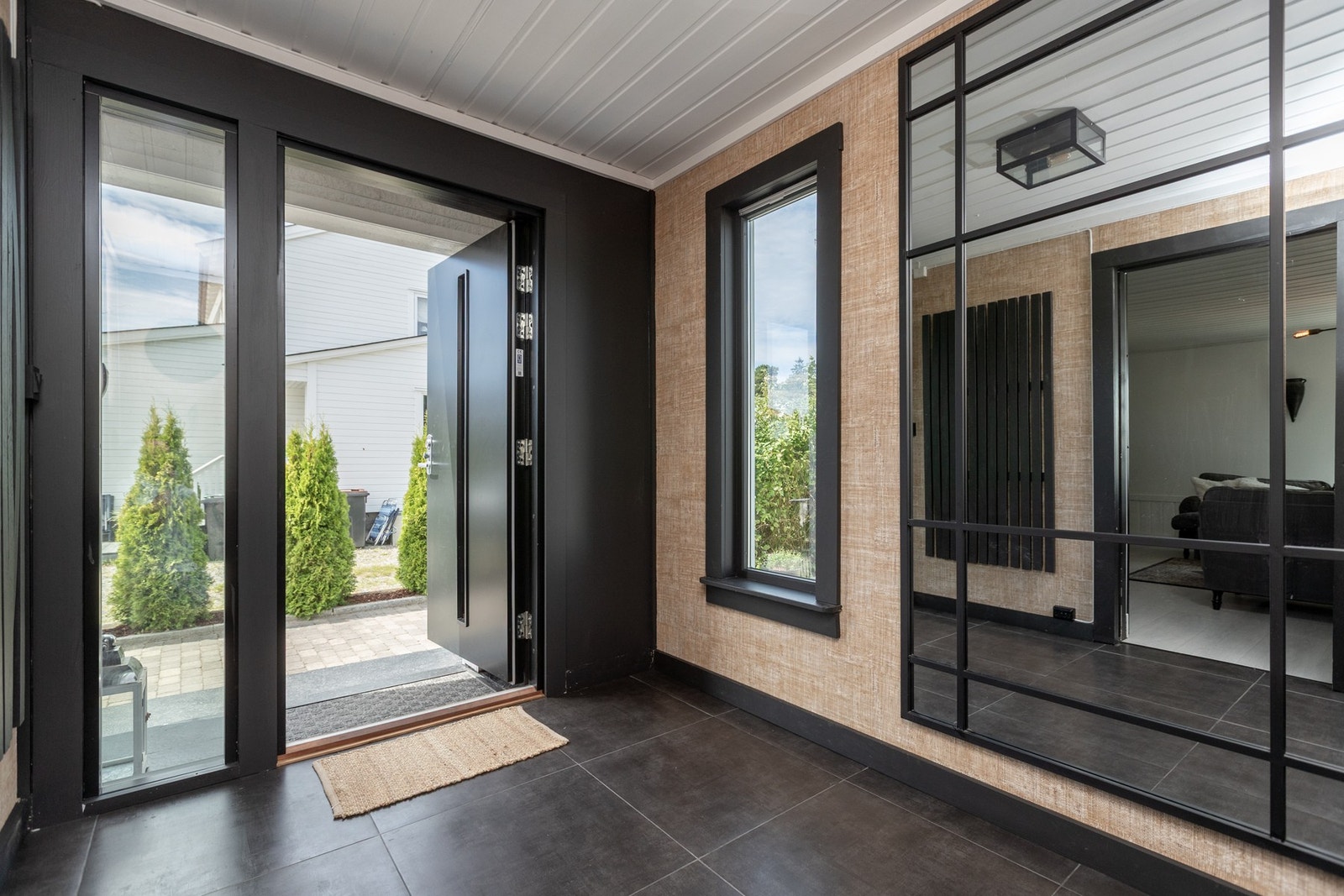 Romslig, flislagt gang med garderobe Galleribilde