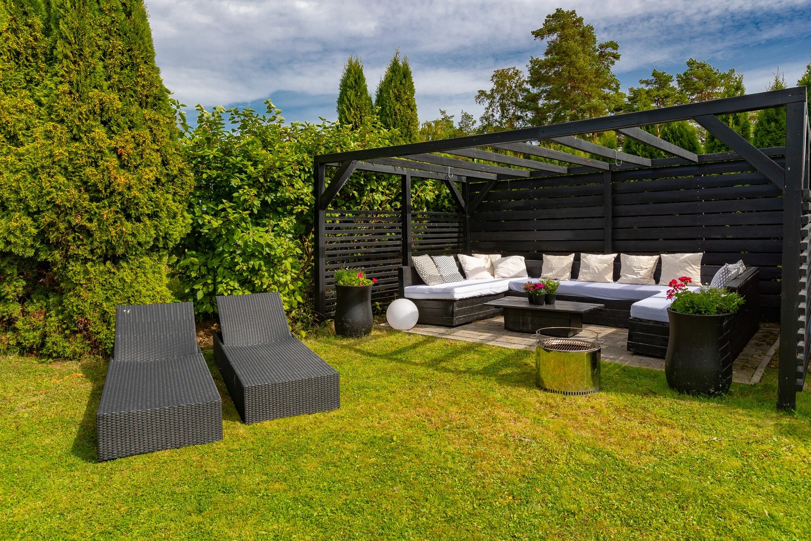 Fine uteområder med bl a Pergola. Galleribilde