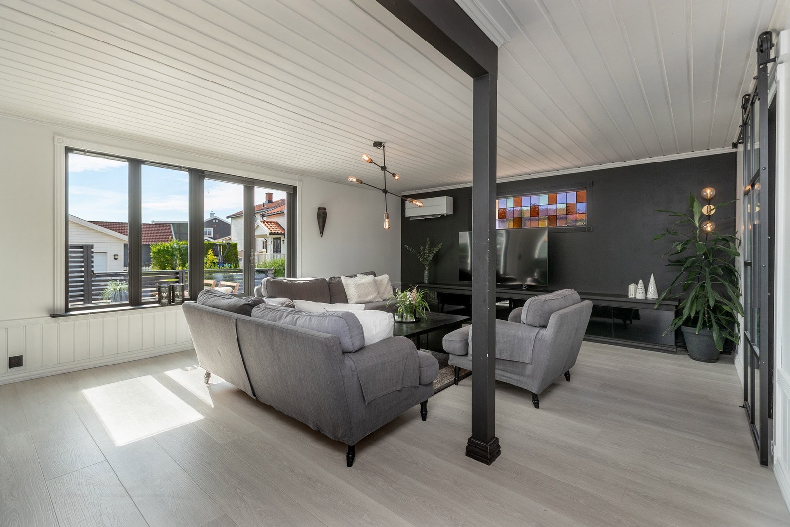 Deilig med store glassflater og utgang til terrasse Galleribilde